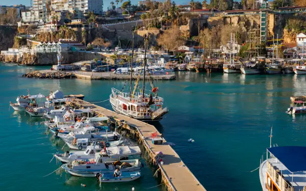 Bateaux dans le vieux port d’Antalya