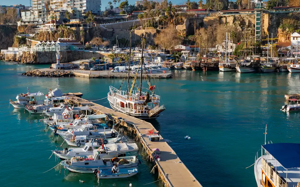 Bateaux dans le vieux port d’Antalya