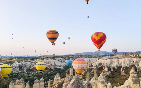 Montgolfières au-dessus des vallées de Cappadoce
