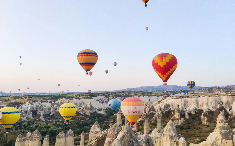 Montgolfières au-dessus des vallées de Cappadoce